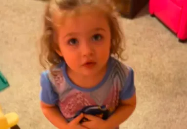 Gyanúsan csendes a 2 éves kislány: amikor az anya benyit hozzá, szó bennakad, lehelet megszegik