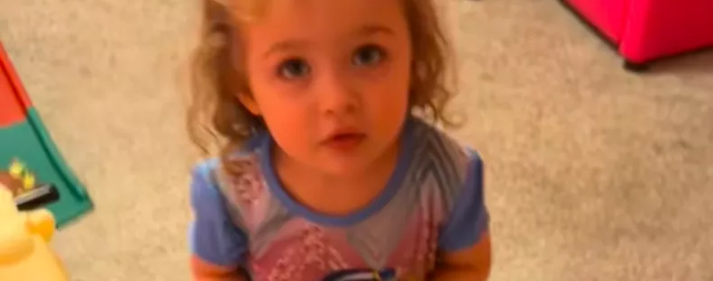 Gyanúsan csendes a 2 éves kislány: amikor az anya benyit hozzá, szó bennakad, lehelet megszegik