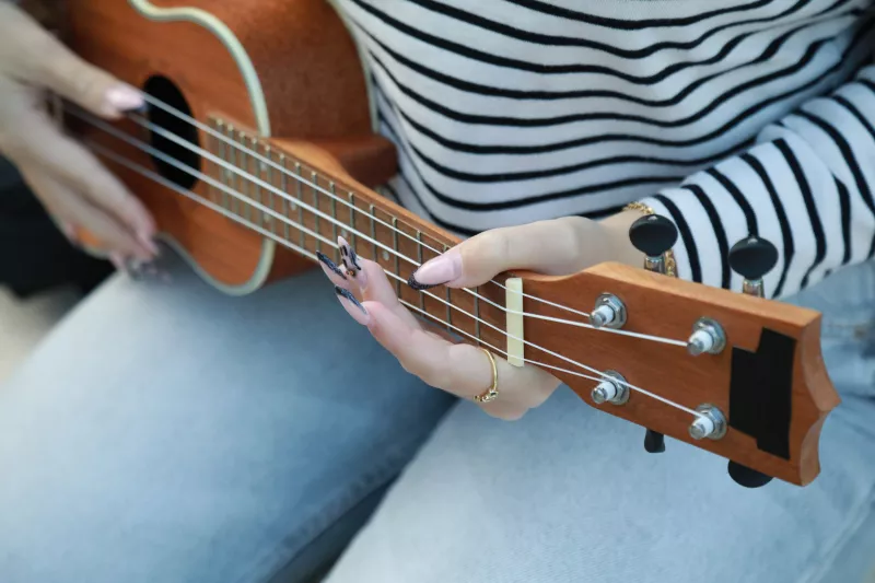 Nem vesznek semmit magukra: Ha valaki feszült vagy elutasító velük, nem kezdenek el rögtön bűnbakot keresni önmagukban. Megértik, hogy mások rosszkedve általában nem róluk szól, így elkerülik a felesleges megsértődéseket és a magyarázkodást.