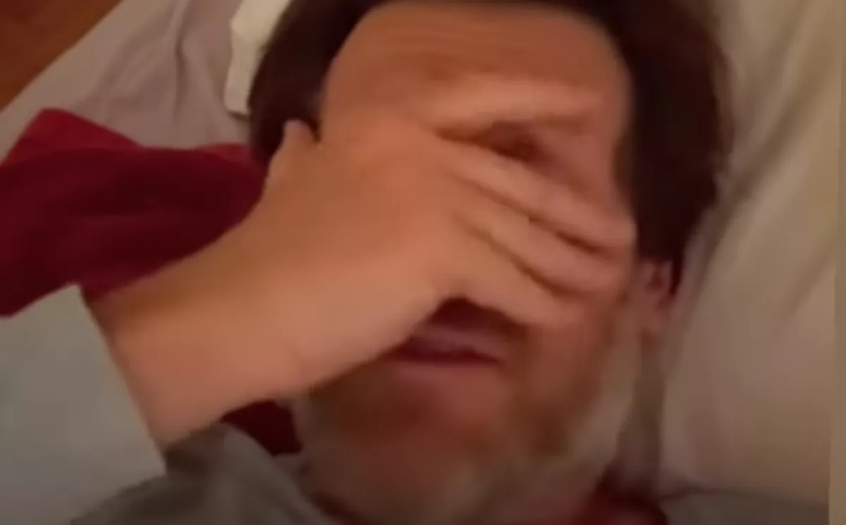 Bebújt a nyuszi a férfi ágyába: amikor a takaró alá néz, leesik az álla