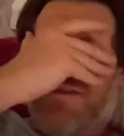 Bebújt a nyuszi a férfi ágyába: amikor a takaró alá néz, leesik az álla