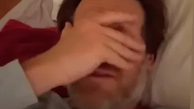 Bebújt a nyuszi a férfi ágyába: amikor a takaró alá néz, leesik az álla