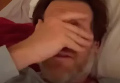 Bebújt a nyuszi a férfi ágyába: amikor a takaró alá néz, leesik az álla