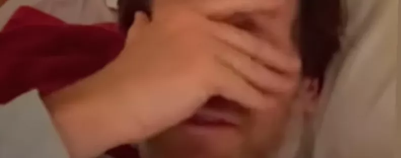 Bebújt a nyuszi a férfi ágyába: amikor a takaró alá néz, leesik az álla