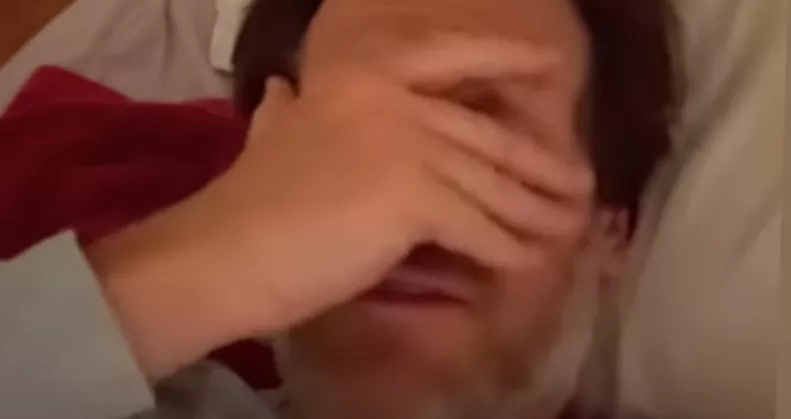 Bebújt a nyuszi a férfi ágyába: amikor a takaró alá néz, leesik az álla