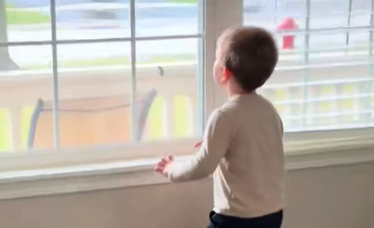 Mindig az ablakhoz szalad a kisfiú, ha esik az eső: az oka szívszorító