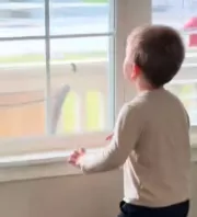 Mindig az ablakhoz szalad a kisfiú, ha esik az eső: az oka szívszorító