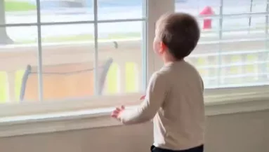 Mindig az ablakhoz szalad a kisfiú, ha esik az eső: az oka szívszorító