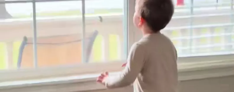 Mindig az ablakhoz szalad a kisfiú, ha esik az eső: az oka szívszorító