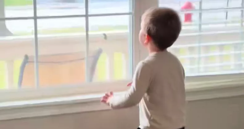 Mindig az ablakhoz szalad a kisfiú, ha esik az eső: az oka szívszorító