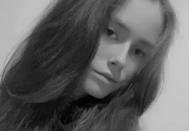 Miközben az ágyában aludt: megülte a 19 éves lányt a család kutyája