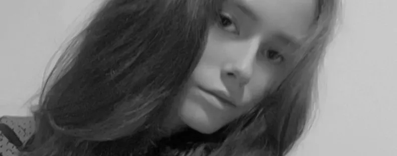 Miközben az ágyában aludt: megülte a 19 éves lányt a család kutyája