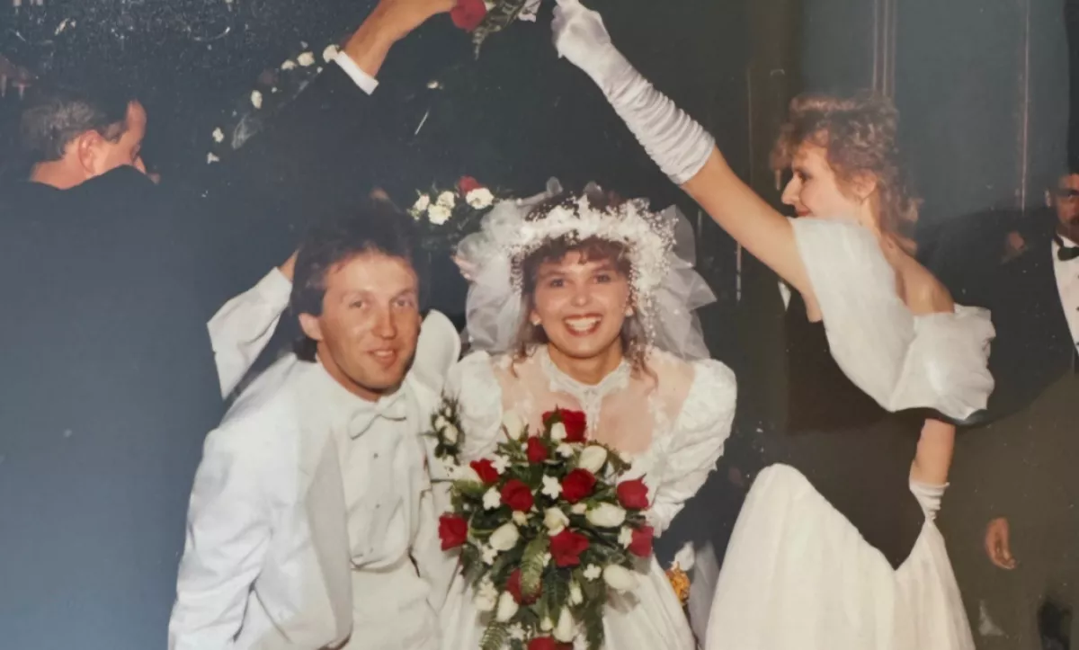 35 évig őrizte a koszorúslányruháját a nő: ami a lányának eszébe jutott, vírusként terjed