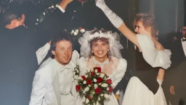 35 évig őrizte a koszorúslányruháját a nő: ami a lányának eszébe jutott, vírusként terjed