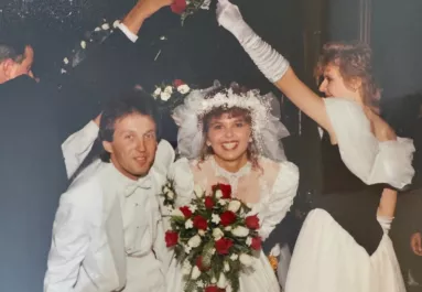 35 évig őrizte a koszorúslányruháját a nő: ami a lányának eszébe jutott, vírusként terjed