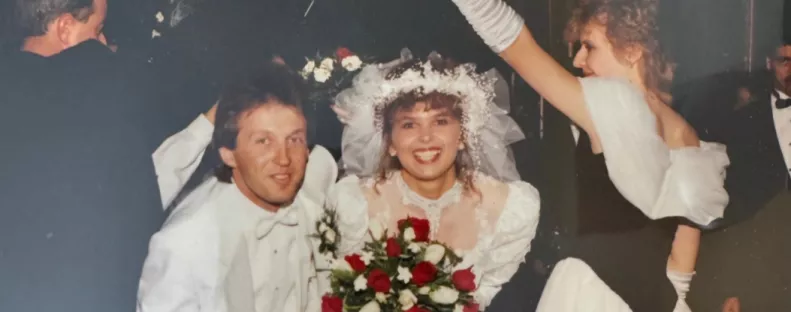 35 évig őrizte a koszorúslányruháját a nő: ami a lányának eszébe jutott, vírusként terjed