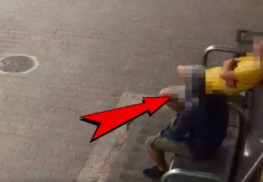 Odalépett az alvó férfihoz a győri állomáson: amit ezután tett, kamera rögzítette