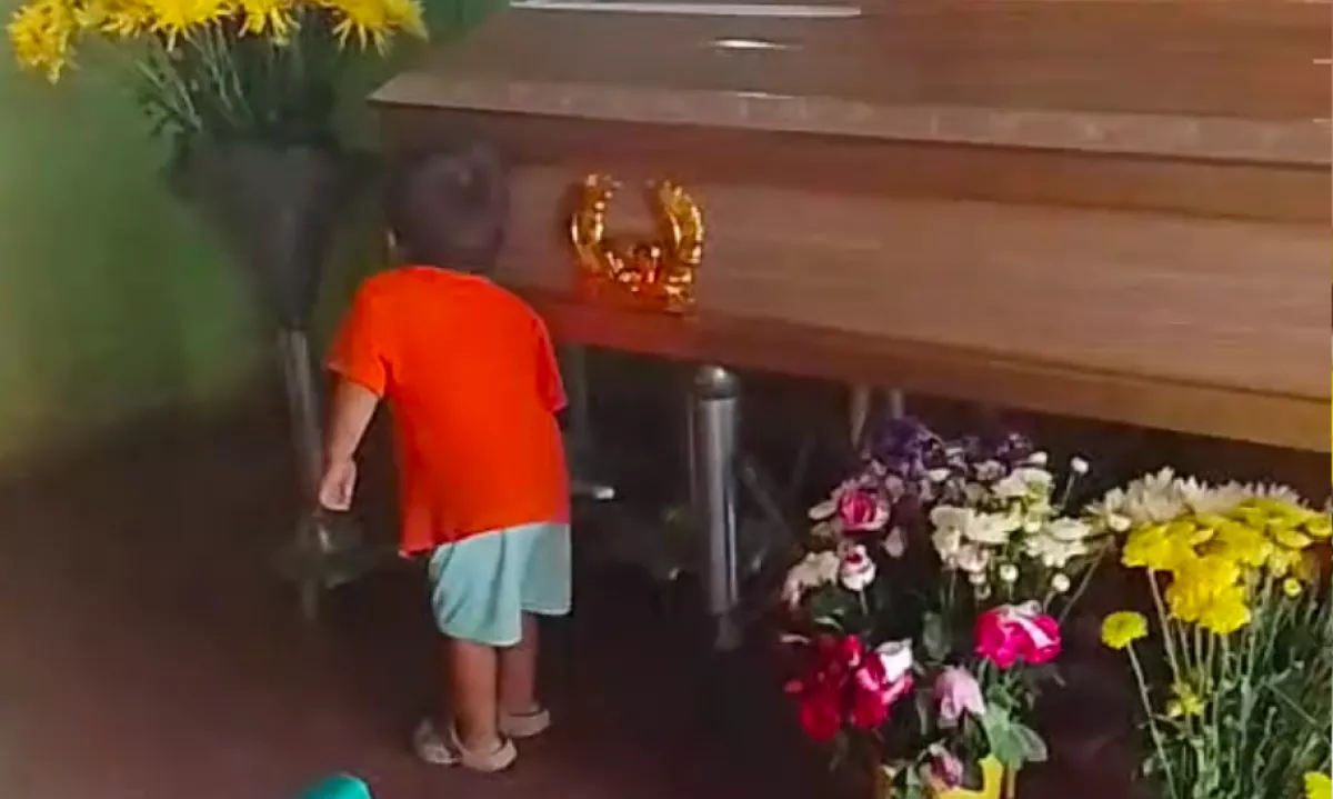 Szeretett nagynénje koporsójánál gyászol a kisfiú: a könyörgése összetöri a szíveket