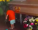 Szeretett nagynénje koporsójánál gyászol a kisfiú: a könyörgése összetöri a szíveket Szeretett nagynénje koporsójánál gyászol a kisfiú: a könyörgése összetöri a szíveket
