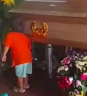 Szeretett nagynénje koporsójánál gyászol a kisfiú: a könyörgése összetöri a szíveket