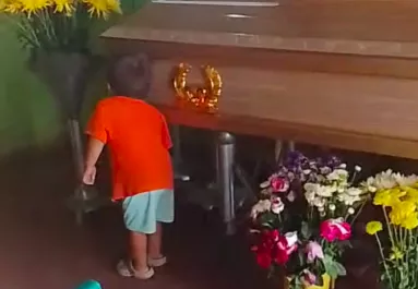 Szeretett nagynénje koporsójánál gyászol a kisfiú: a könyörgése összetöri a szíveket