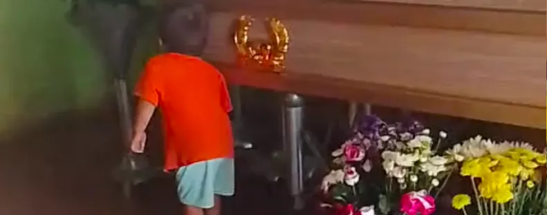 Szeretett nagynénje koporsójánál gyászol a kisfiú: a könyörgése összetöri a szíveket