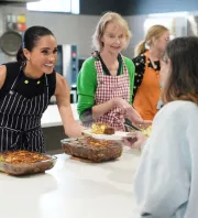 "Ízléstelen!": Nagy a felháborodás Meghan hajléktalanszállón tett látogatása miatt