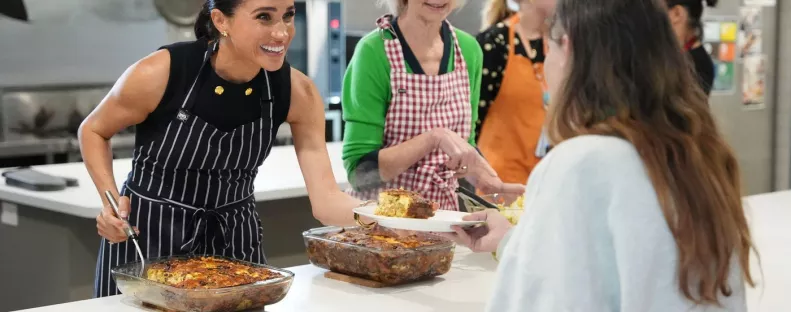 "Ízléstelen!": Nagy a felháborodás Meghan hajléktalanszállón tett látogatása miatt