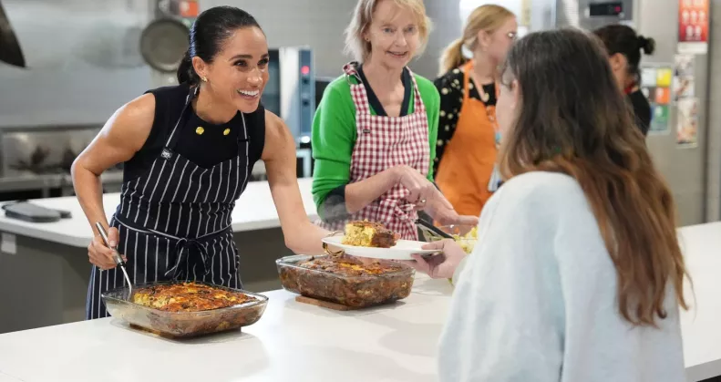 "Ízléstelen!": Nagy a felháborodás Meghan hajléktalanszállón tett látogatása miatt