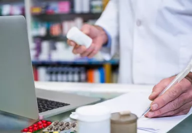 Börtönbe küldenék a nógrádi patikust: mesés vagyonra tett szert a betegek tudta nélkül