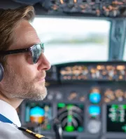 Nagy a feszültség: El kell búcsúzniuk a szakálluktól a légitársaság pilótáinak