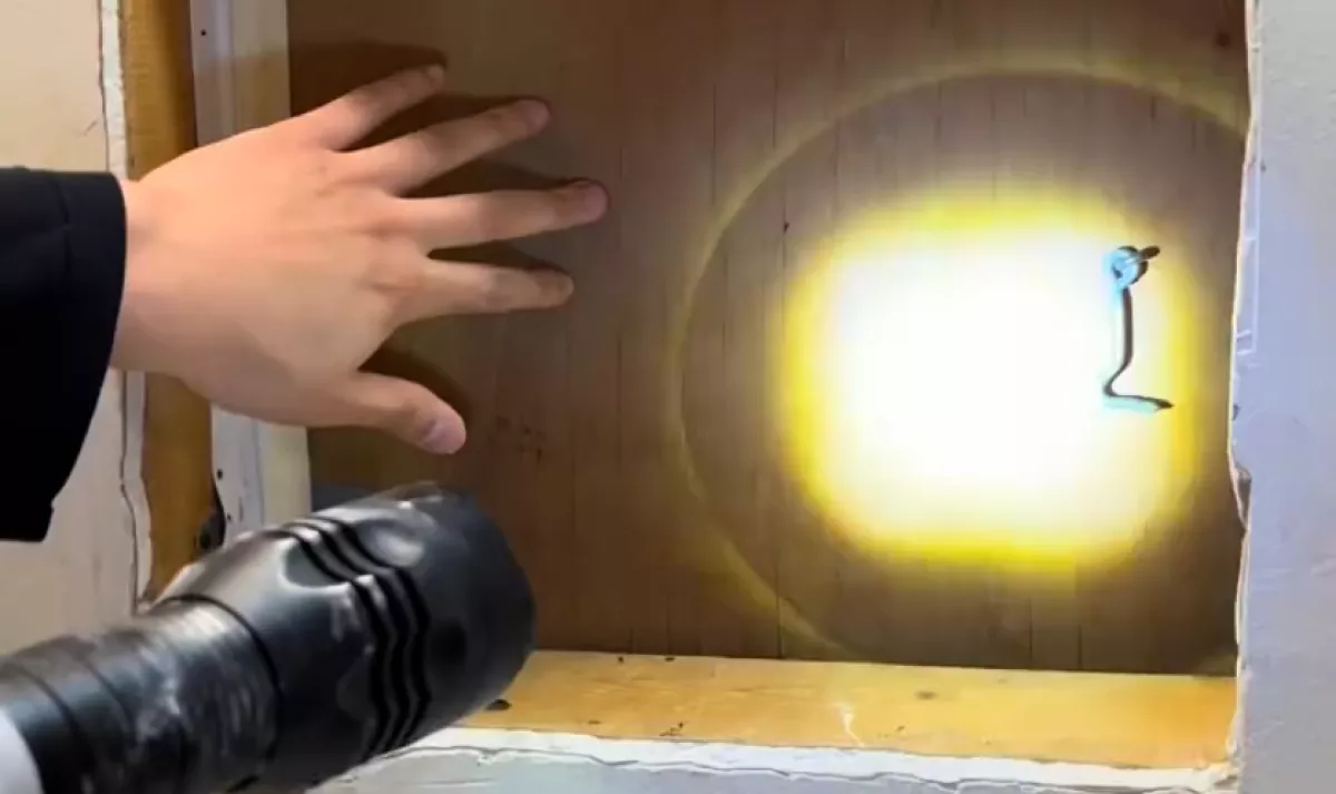 Eltávolítja a pár a fürdőszobai tükröt: aztán nem jutnak szóhoz