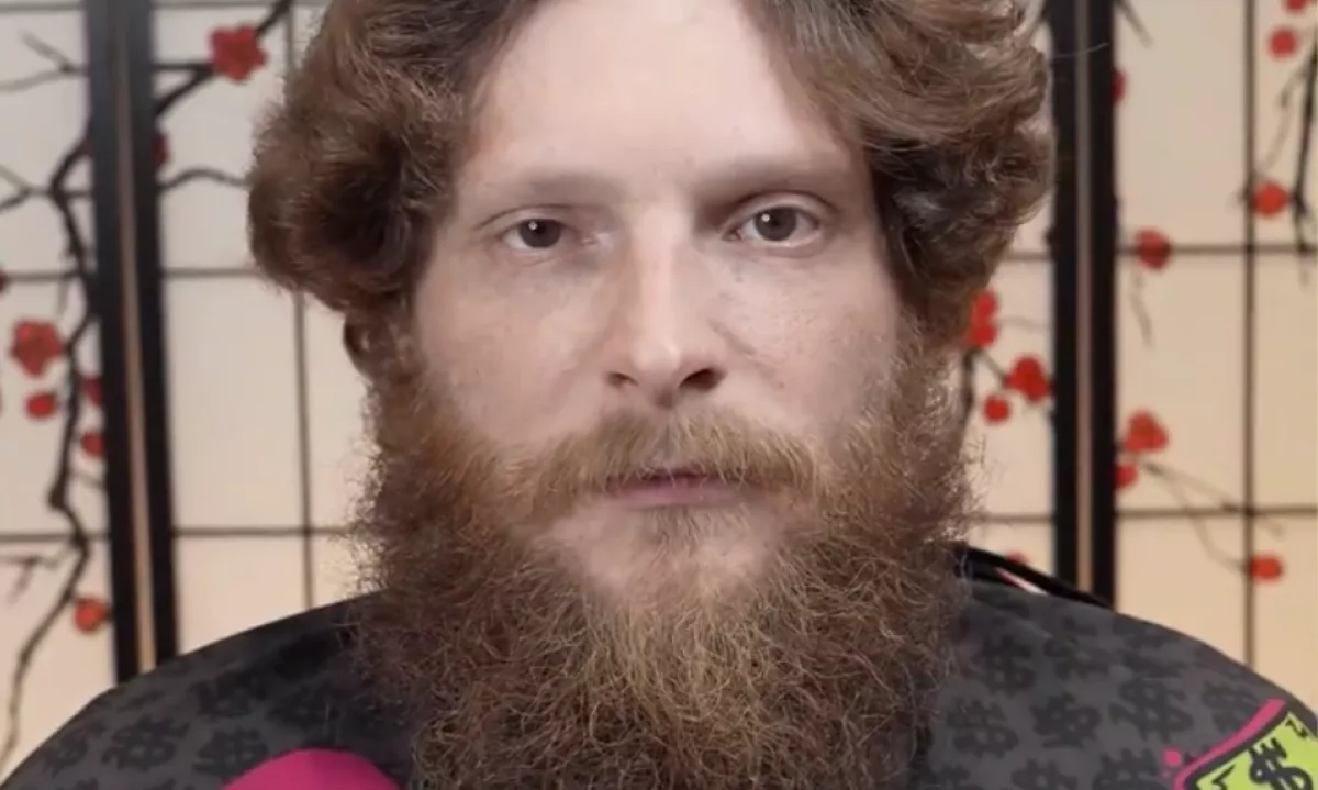 Tíz évvel szeretne fiatalabbnak tűnni a 35 éves srác: így néz ki a fodrász után