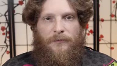 Tíz évvel szeretne fiatalabbnak tűnni a 35 éves srác: így néz ki a fodrász után