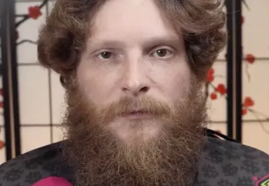 Tíz évvel szeretne fiatalabbnak tűnni a 35 éves srác: így néz ki a fodrász után