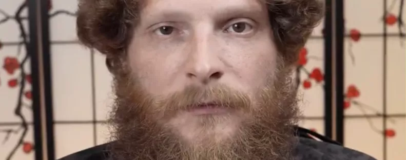 Tíz évvel szeretne fiatalabbnak tűnni a 35 éves srác: így néz ki a fodrász után