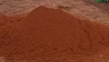 Különös földkupacot fedez fel a gazda a szántóföldjén: Ahogy közelebb megy, minden világossá válik