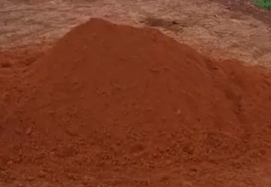 Különös földkupacot fedez fel a gazda a szántóföldjén: Ahogy közelebb megy, minden világossá válik