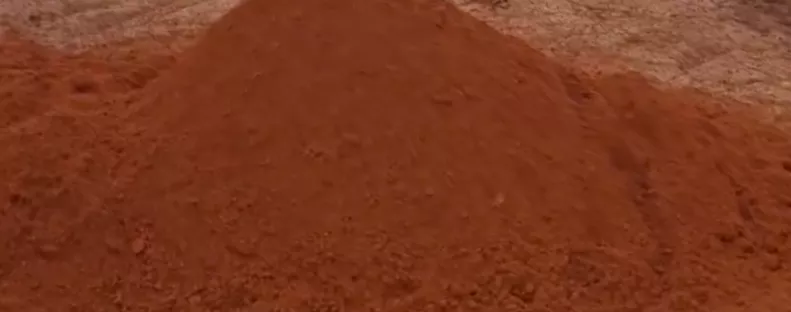 Különös földkupacot fedez fel a gazda a szántóföldjén: Ahogy közelebb megy, minden világossá válik