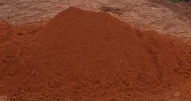 Különös földkupacot fedez fel a gazda a szántóföldjén: Ahogy közelebb megy, minden világossá válik