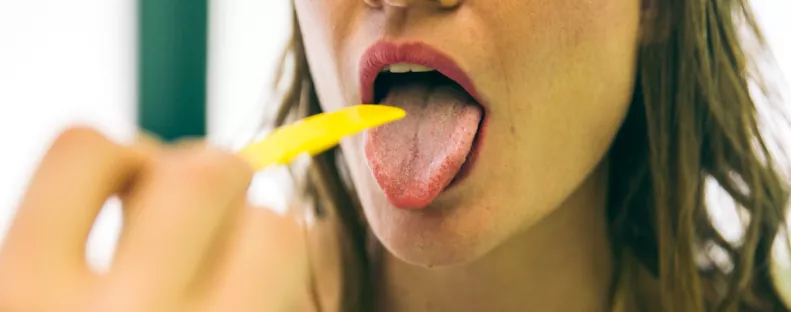 Fehér lepedék a nyelven: mi okozhatja és hogyan lehet kezelni?
