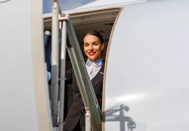 Ezért állnak valójában a légiutas-kísérők az ajtóban beszállás közben