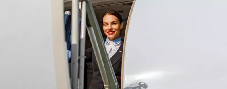 Ezért állnak valójában a légiutas-kísérők az ajtóban beszállás közben