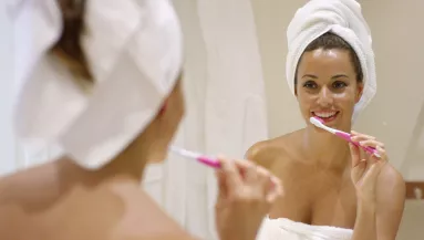 Súlyos következménye lehet a halogatásnak – meddig használhatod valójában a fogkefédet?