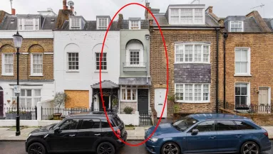 Élnél ebben? Eladó London második legkeskenyebb háza