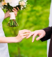 Fekete festékkel támadt a menyasszonyra a sógornője az oltár előtt