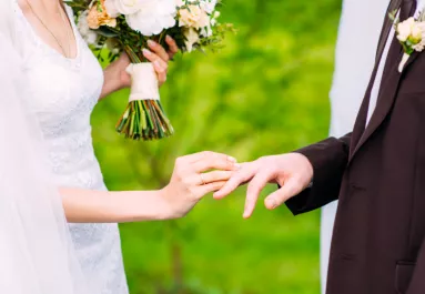 Fekete festékkel támadt a menyasszonyra a sógornője az oltár előtt