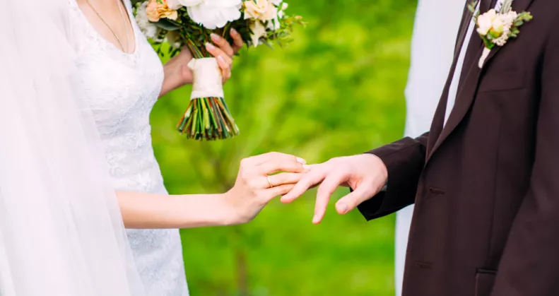 Fekete festékkel támadt a menyasszonyra a sógornője az oltár előtt