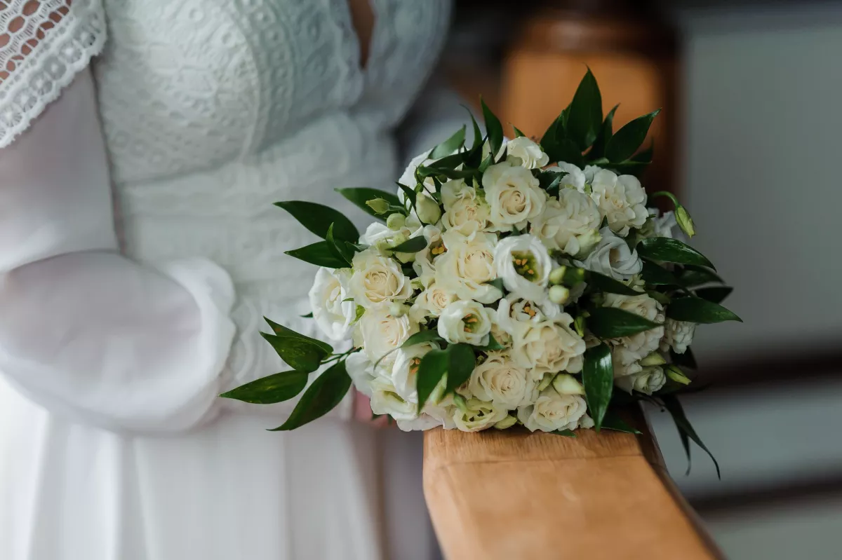 A menyasszony vízbe dobta a csokrot, amikor lenéztek a hídról nem hittek a szemüknek