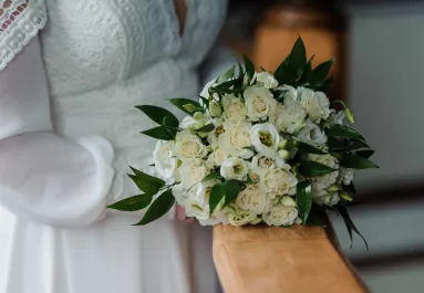 A menyasszony vízbe dobta a csokrot, amikor lenéztek a hídról nem hittek a szemüknek